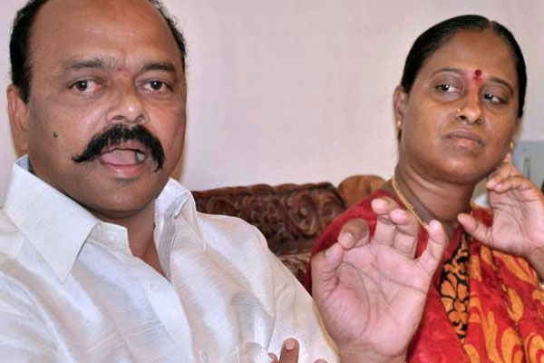 Konda Surekha back into Congress?