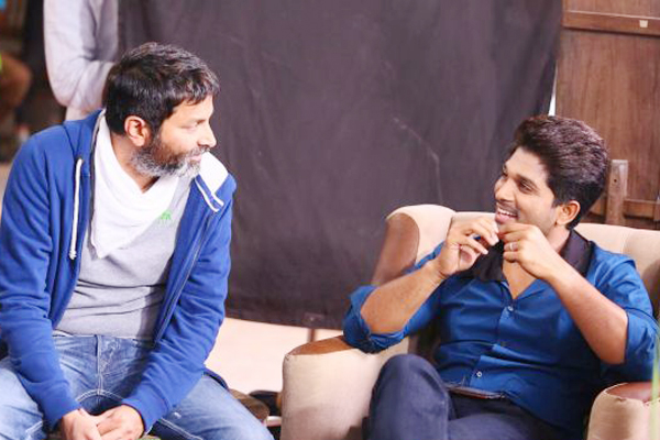 Allu Arjun watches Aravindha Sametha with Trivikram Allu Arjun watches Aravindha Sametha with Trivikram