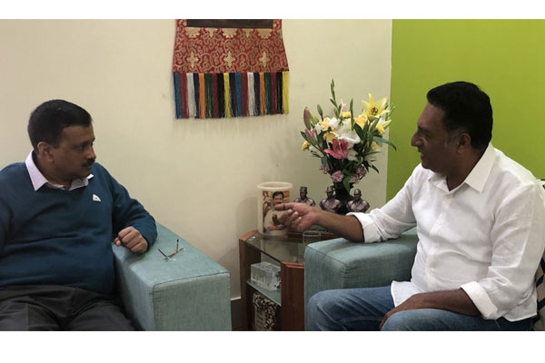 Actor Prakash Raj meets Kejriwal Actor Prakash Raj meets Kejriwal