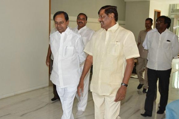 KCR meets Mandava Venkateswara Rao