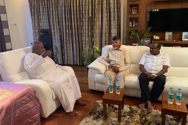 Naidu meets Gowda, Kumaraswamy for post-poll alliance