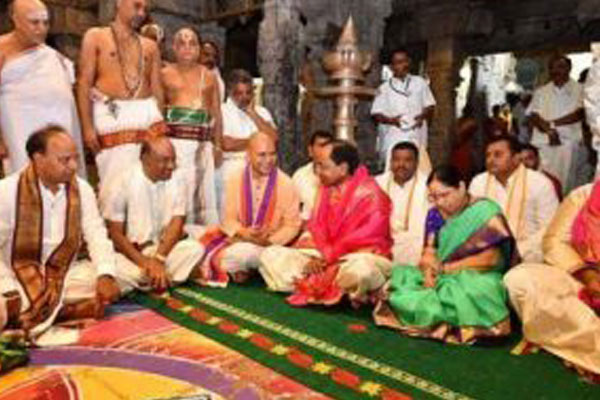 KCR offers prayers at Tirupati temple