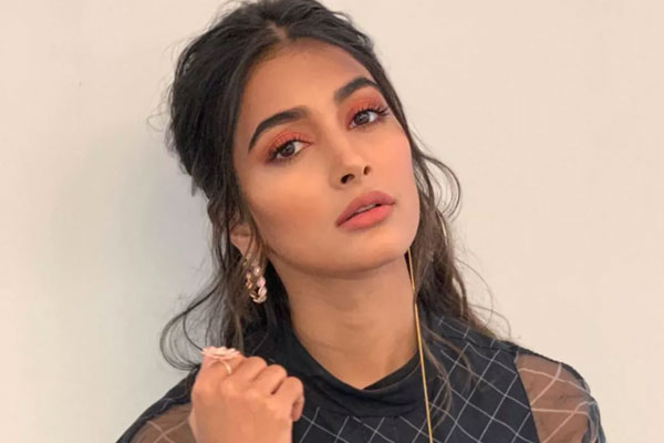 Pooja Hegde walks out of Varun Tej’s Valmiki