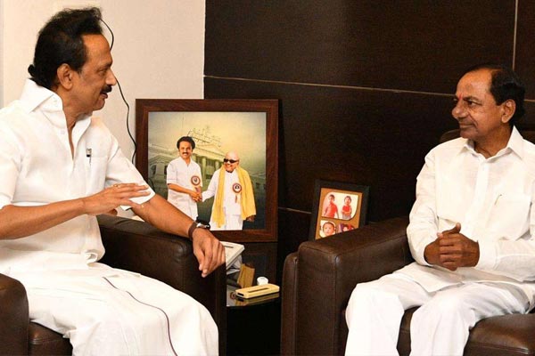 Stalin in role to rope in KCR, Jagan