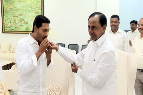 KCR-Jagan warm hug cheers cadres