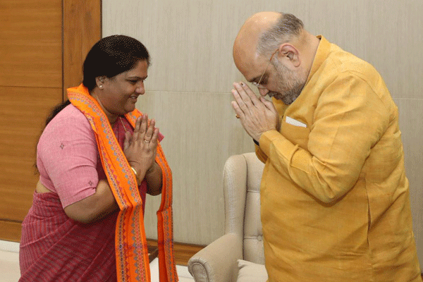 Kothapalli Geetha joins BJP