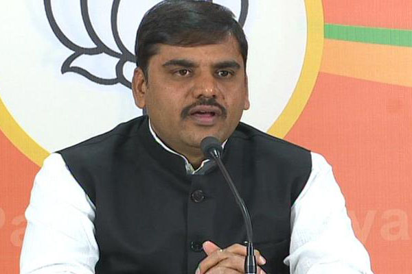 Dark understanding between YSRCP, TDP in Andhra: BJP