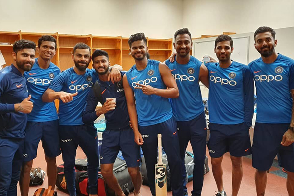 Kohli posts ‘squad’ pic, fans ask where’s Rohit