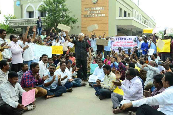 Telangana RTC begins talks with striking employees