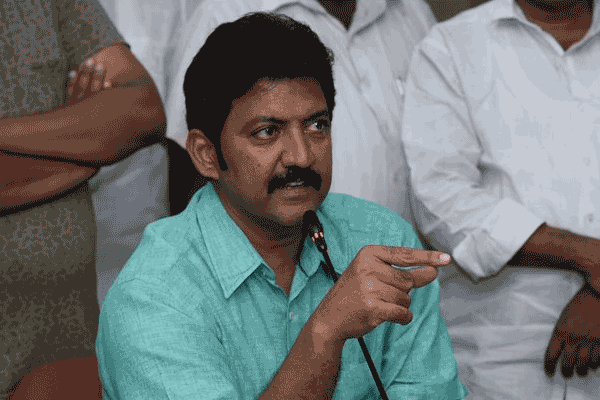 Vamsi discusses resignation issue with Jagan