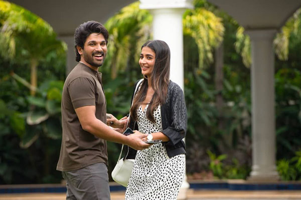 Allu Arjun and Pooja Hegde romancing in Paris