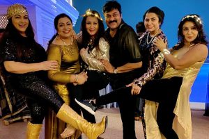 Pic Talk: Megastar shaking leg with yesteryear beauties