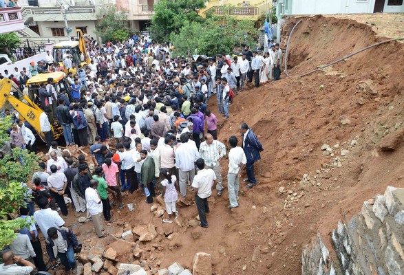 4 killed in wall collapse during wedding in Hyderabad