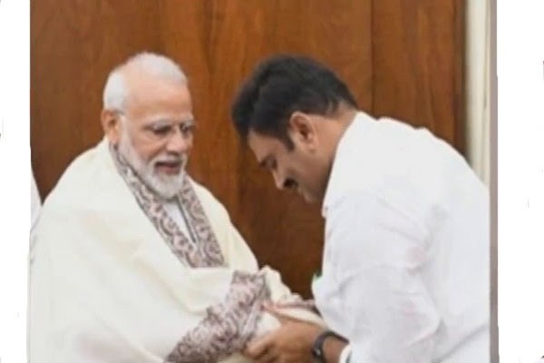 Modi greets YCP MP to mock at Jagan restrictions