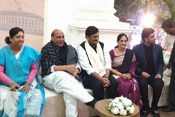 Raghurama Raju crosses Jagan line: MPs dinner party