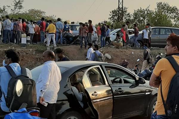 Students stopped at Telangana border pelt stones at AP police