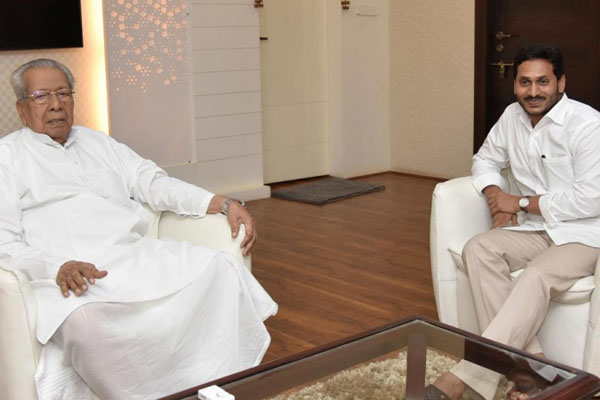 Jagan discussed 3-capitals issue with Governor