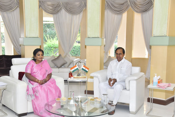 KCR meets Tamilsai Soundarajan on Covid-19 situation in Telangana