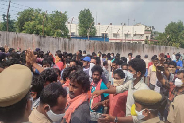 Vizag gas leak victims protest outside LG Polymers factory with dead bodies, grill Avanti Srinivas, DGP gives the slip