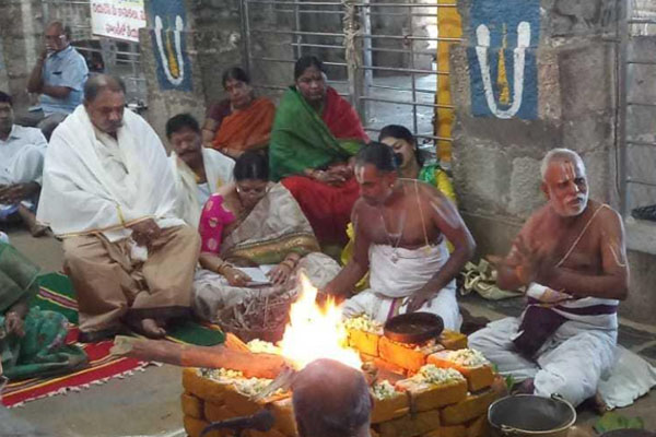 Gangula family violates lockdown regulations, offer prayers at Ahobilam Sri Laxmi Narasimha Swamy