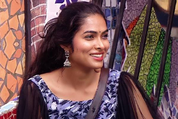 Bigg boss: Divi eliminated from the house and Monal is safe