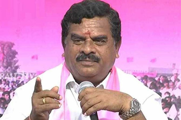 Jolt to TRS, Swamy Goud joins BJP