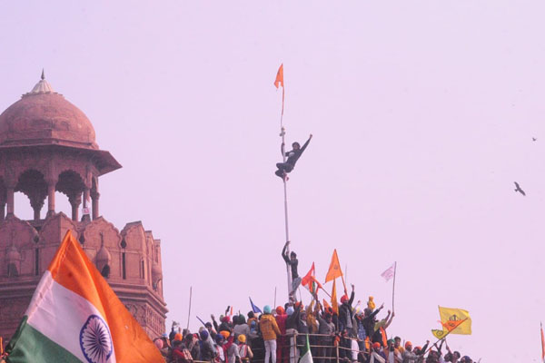 After clashes with police, farmers swarm Red Fort, hoist pennant