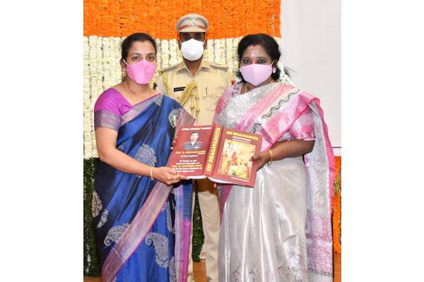 Telangana governor felicitates Col Santosh Babu’s wife