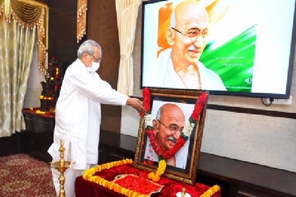 Telugu states CMs, Governors pay rich tributes to Gandhiji