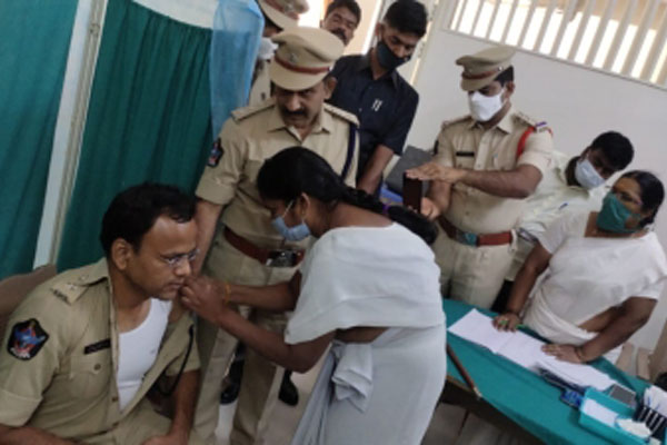 Andhra cops start receiving Covid vaccine shots