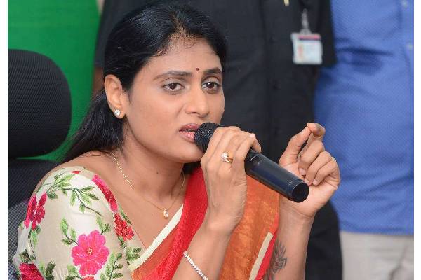 Jagan’s sister meets YSR loyalists in Telangana