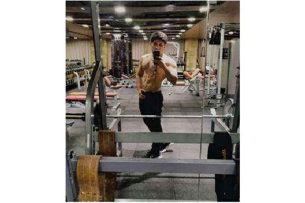 Allu Sirish prefers mirror selfies because photoshoots are too ‘mainstream’