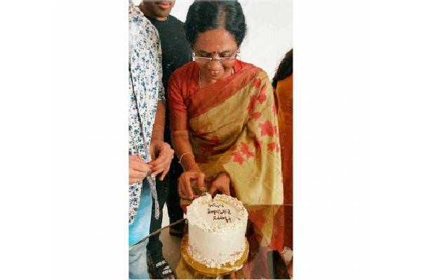 Allu Arjun wishes mother on her birthday