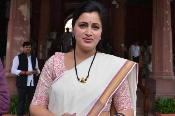 MP Navneet Kaur extends support to Amaravathi farmers!