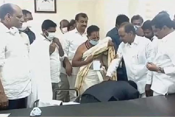 IAS officer touches feet of KCR!