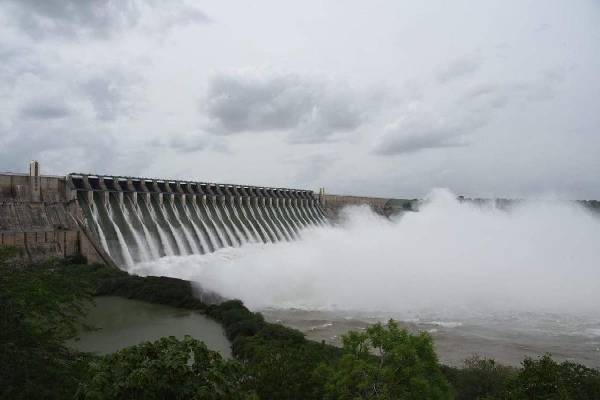 Andhra, Telangana deploy police at dams amid row