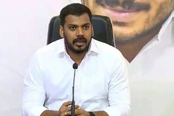 Incharge minister Anil fuels group politics in Kurnool!