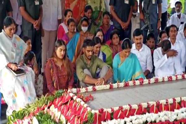 Ahead of launching political party in T’gana, Sharmila prays at father’s grave