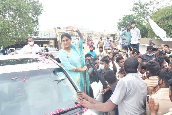 Sharmila begins protest to show solidarity with Telangana farmers