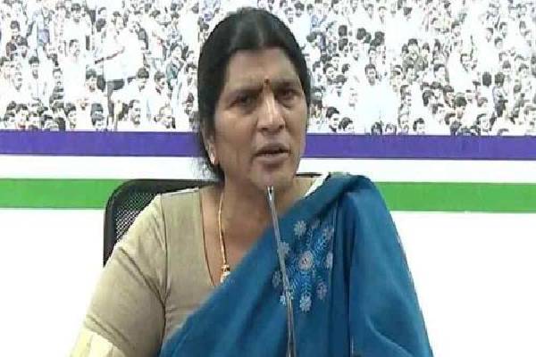 Lakshmi Parvathi discounts criticism, backs Jagan