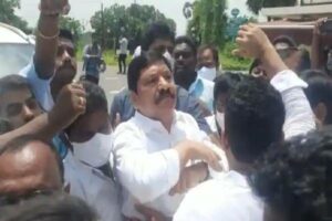 YSRCP MLA Jogi Ramesh, activists attack Naidu’s house!