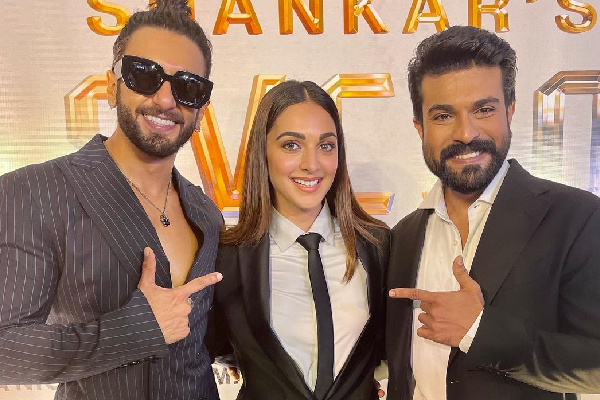 Pic Talk: Kiara Advani poses with Ram Charan and Ranveer Singh