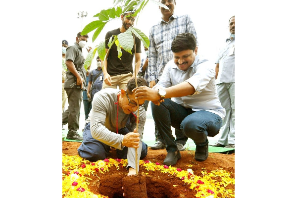 Aamir Khan takes part in ‘Green India Challenge’