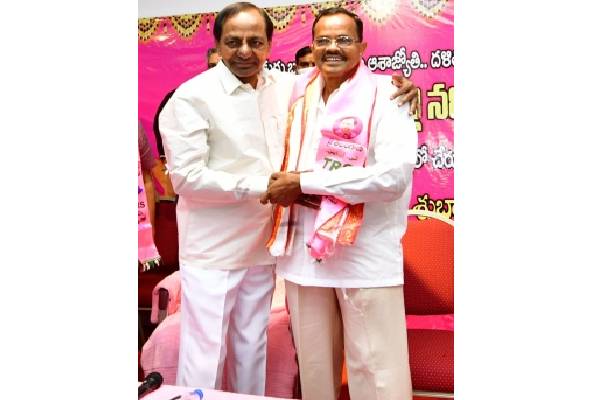 Former Andhra minister Mothkupalli Narasimhulu joins TRS