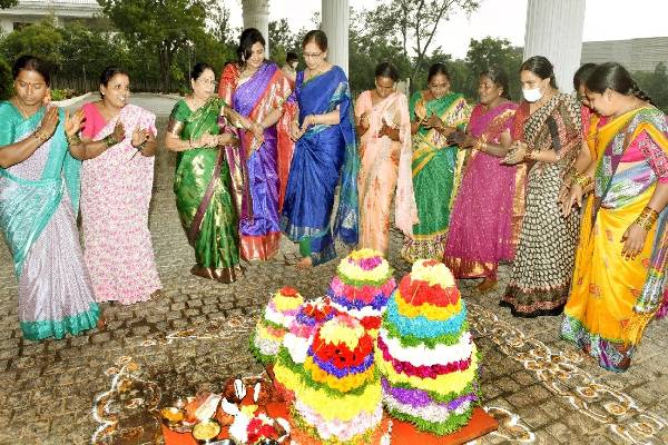 Telangana CM’s wife, daughter-in-law take part in Bathukamma