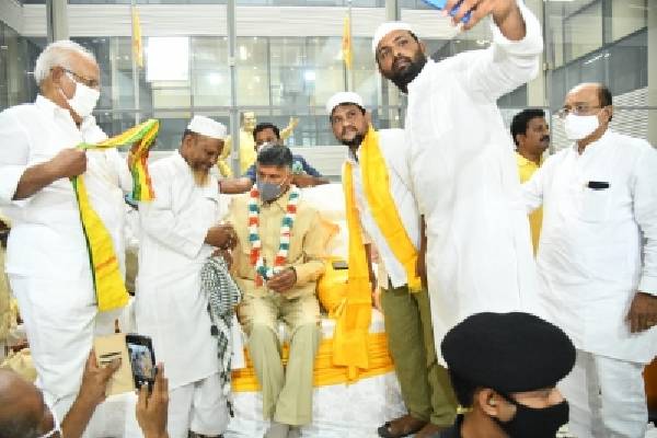 TDP workers troop in to support Chandrababu’s protest
