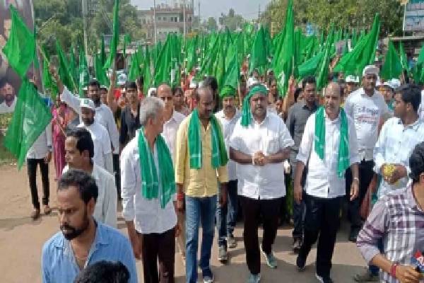 Amaravati farmers continue foot march on Diwali