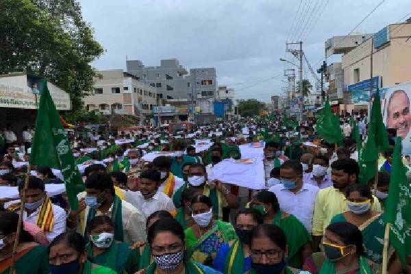 YSR Congress activists hold protest at Amaravati farmers yatra