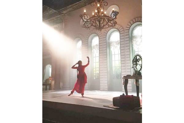 Bhagya Shree’s dramatic pic from the sets of ‘Radhe Shyam’