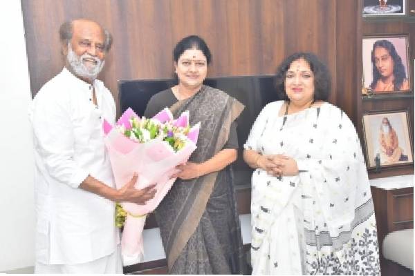 Sasikala calls on Rajinikanth at his Poes Garden residence